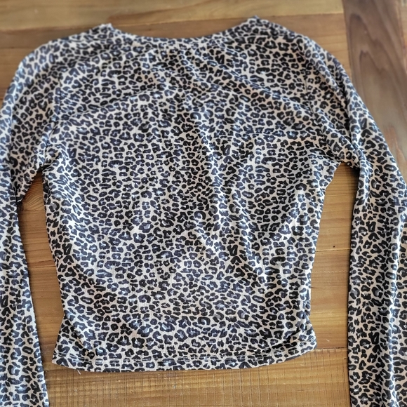 Crop animal print top. - Picture 2 of 2
